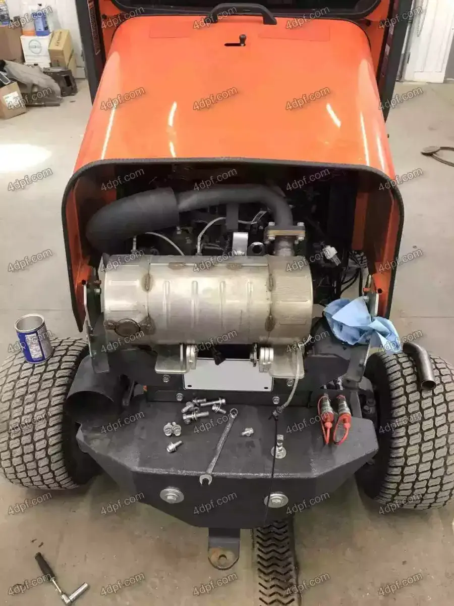 Kubota F3990 - silnik V1505 filtr DPF